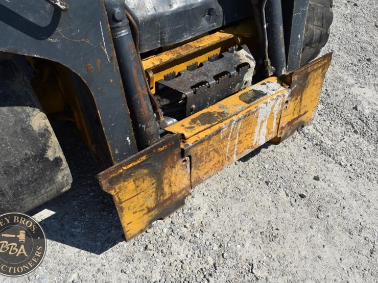 2012-deere-318d-image-13