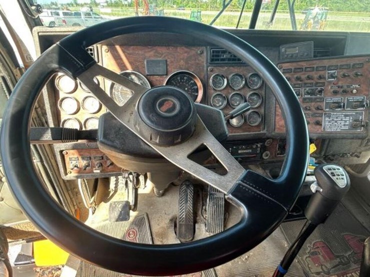 2001-kenworth-t800-image-16