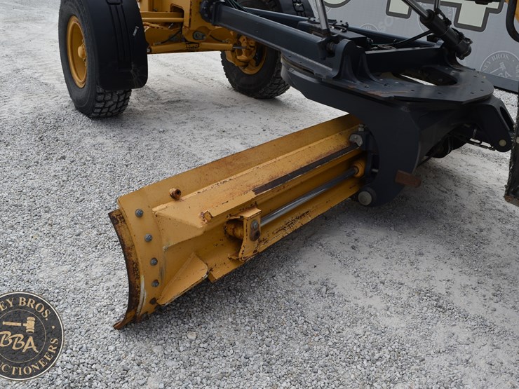 2010-deere-670g-image-21
