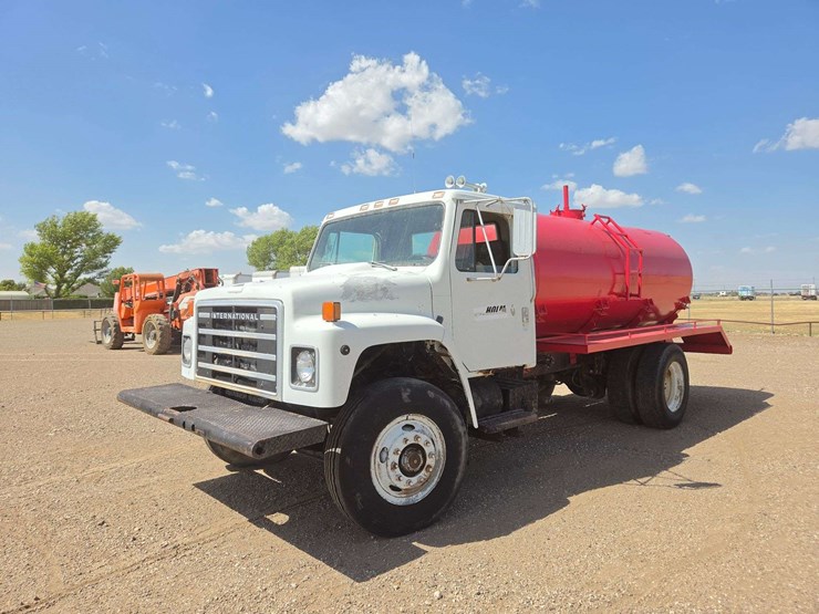 1984-international-1954-conventional-cab-image-1