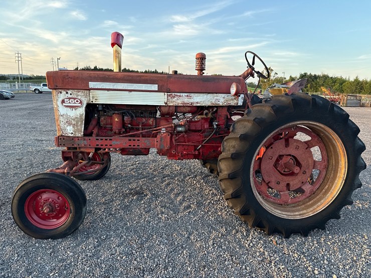 #15438-•-mccormick-farmall-560-tractor-image-12