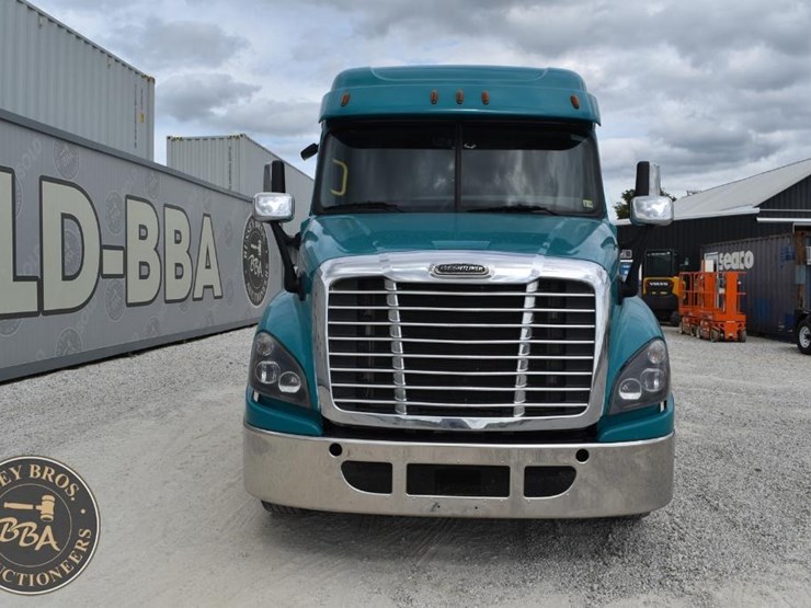 2016-freightliner-cascadia-125-image-16