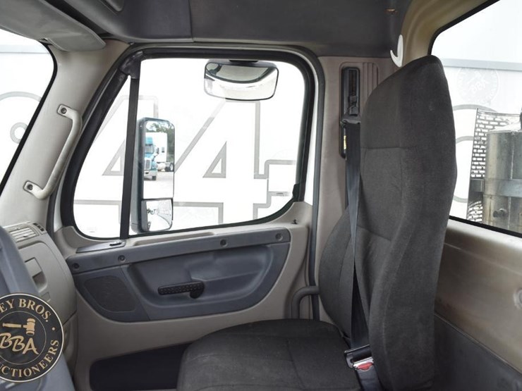 2009-freightliner-cascadia-125-image-46
