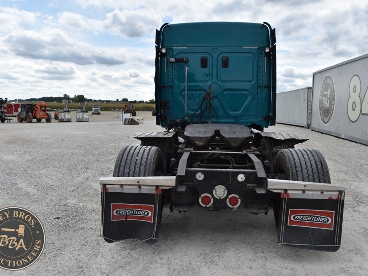 2016-freightliner-cascadia-125-image-8