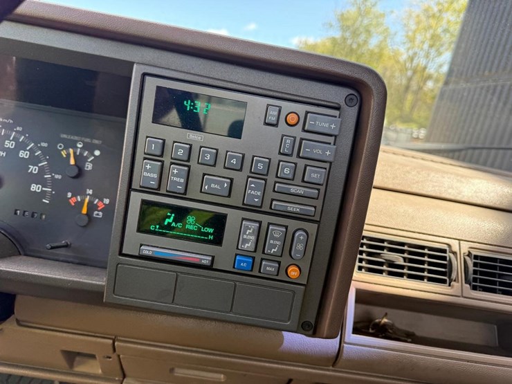 1992-chevrolet-cheyenne-3500-image-29