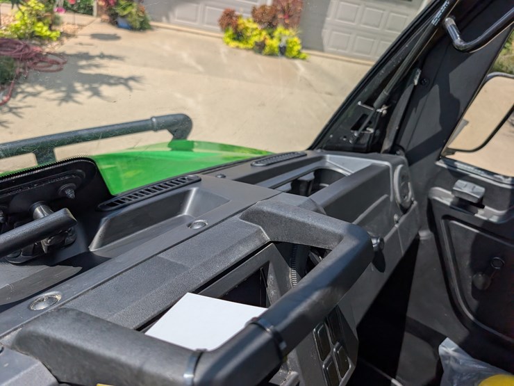 2019-john-deere-gator-image-57