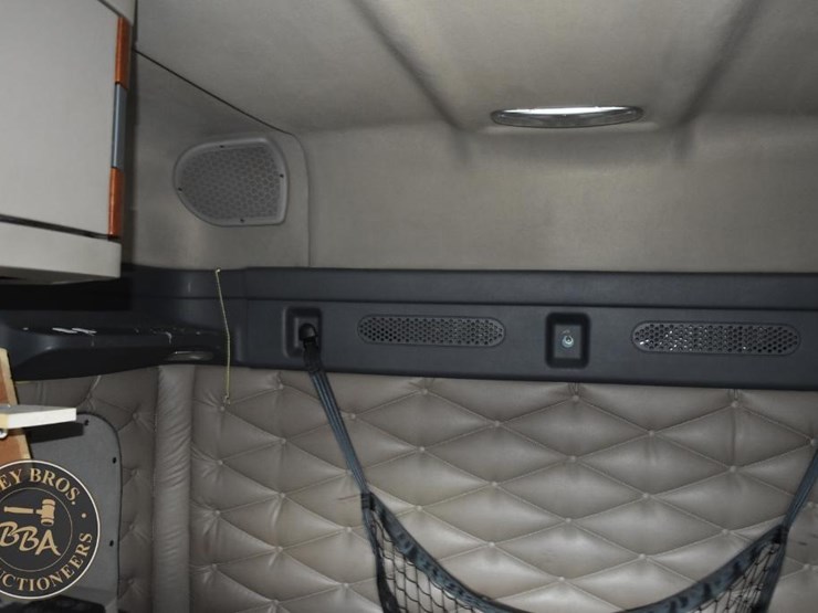 2016-freightliner-cascadia-125-image-51