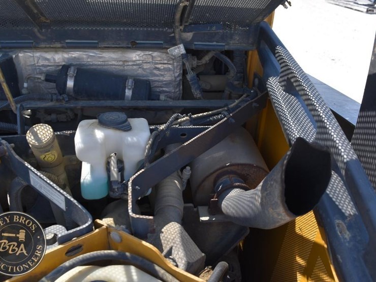 2012-deere-318d-image-18