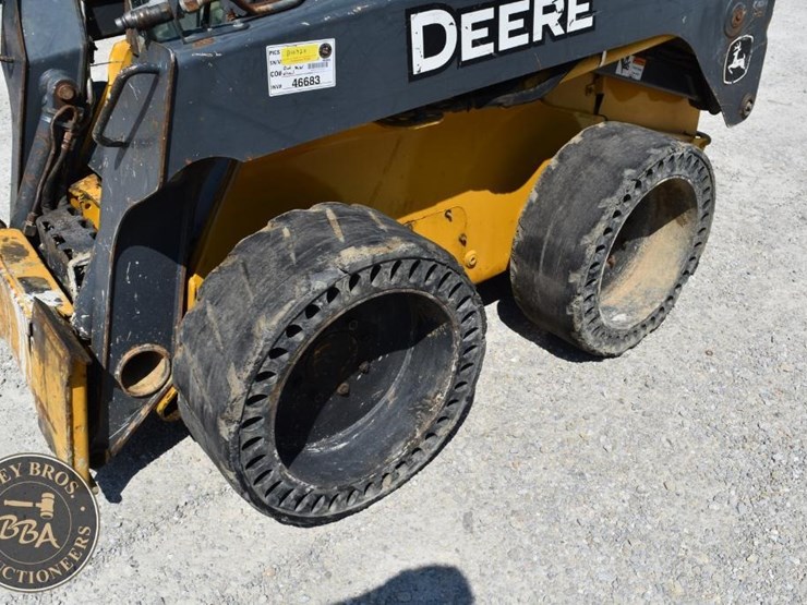 2012-deere-318d-image-15