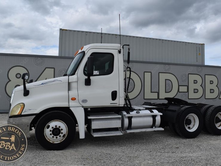 2009-freightliner-cascadia-125-image-5