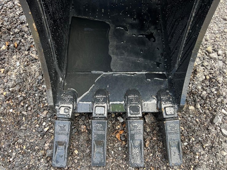 18”-quick-attach-excavator-bucket-for-kx40-image-7