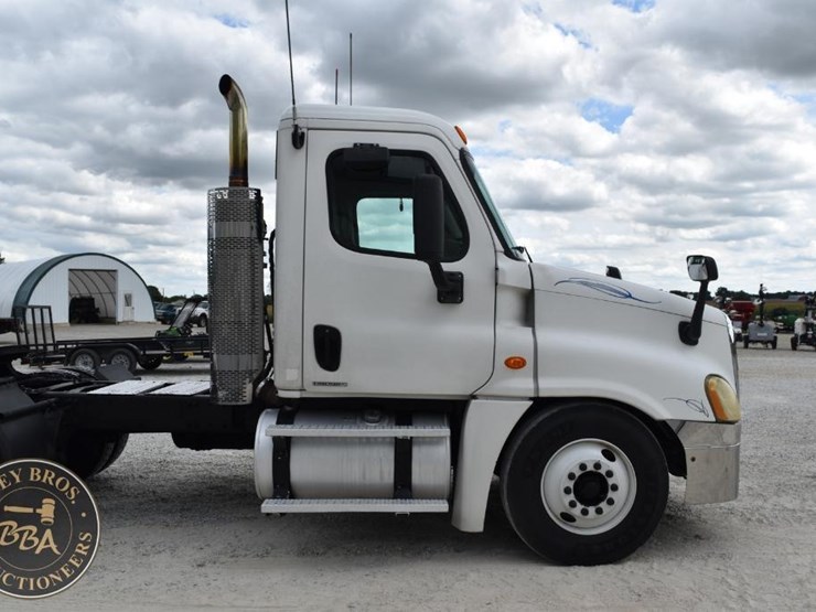 2009-freightliner-cascadia-125-image-14