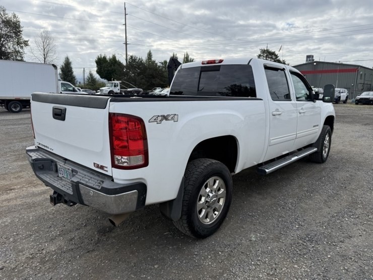 2011-gmc-sierra-2500-image-4