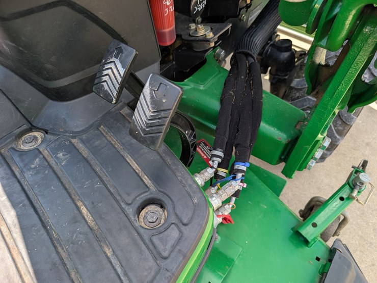 2012-john-deere-1026r-image-47