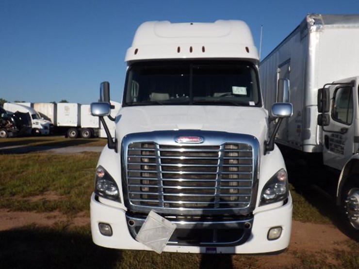 2018-freightliner-cascadia-113-image-2