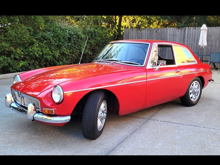 #1021-•-offered-at-no-reserve-|-1969-mg-mgb-gt-image-2