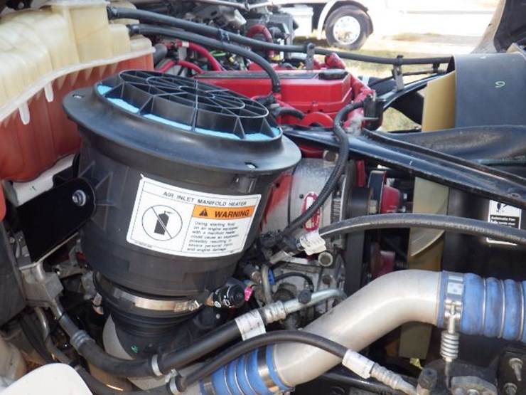 2017-freightliner-m2-106-image-17