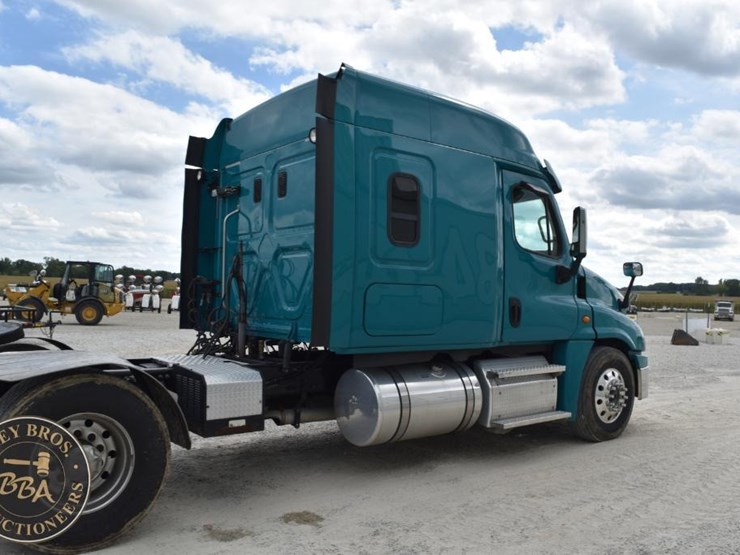 2016-freightliner-cascadia-125-image-12