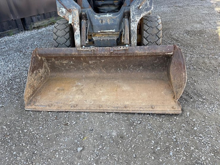2010-deere-320d-image-9