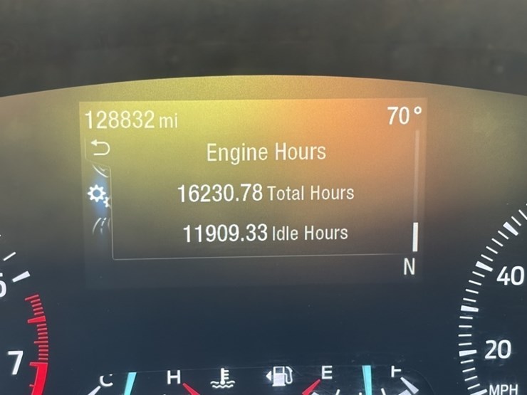 2020-ford-explorer-image-31