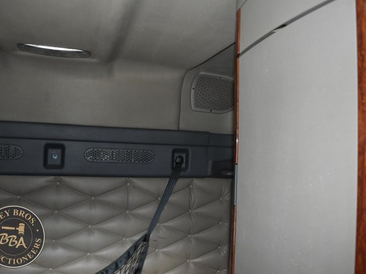 2016-freightliner-cascadia-125-image-52