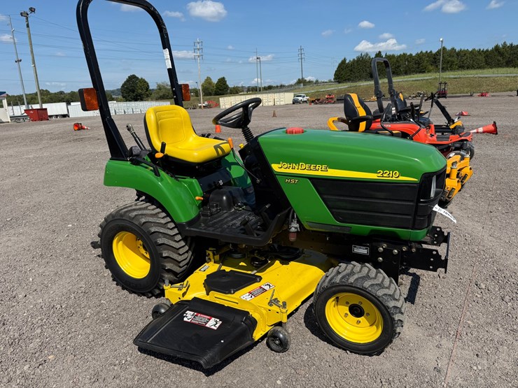 john-deere-2210-image-1