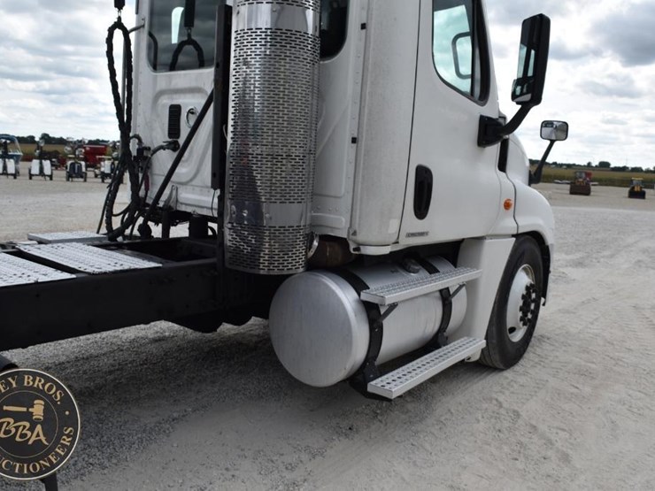 2009-freightliner-cascadia-125-image-26