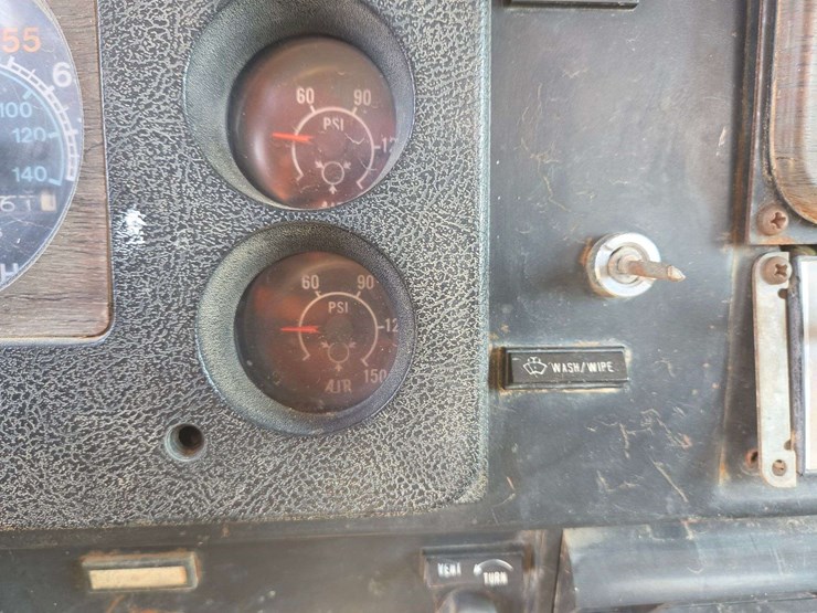 1984-international-1954-conventional-cab-image-28