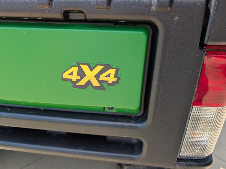 2019-john-deere-gator-image-31