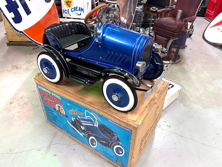 #1002-•-stamped-steel-classic-roadster-pedal-car-image-2