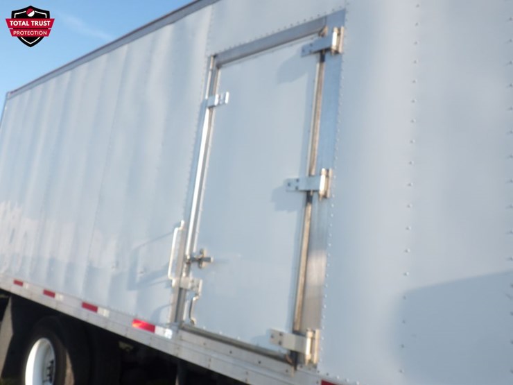2020-freightliner-m2-106-image-4