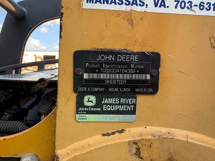 2010-deere-320d-image-24