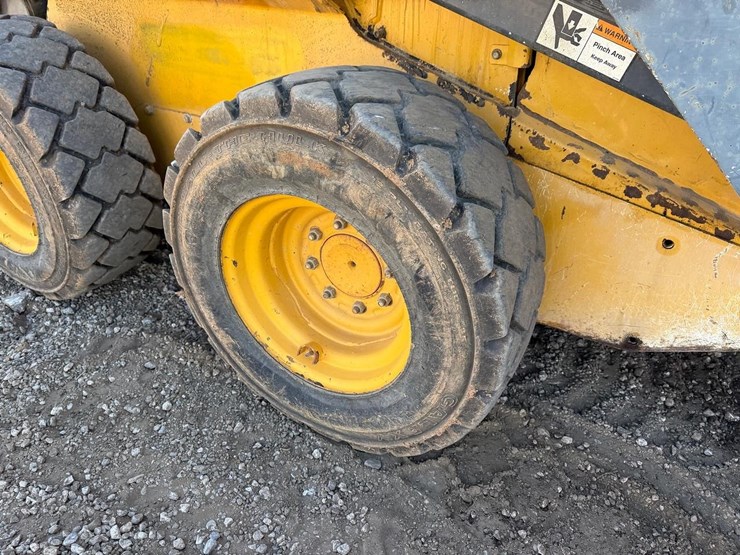 2010-deere-320d-image-16