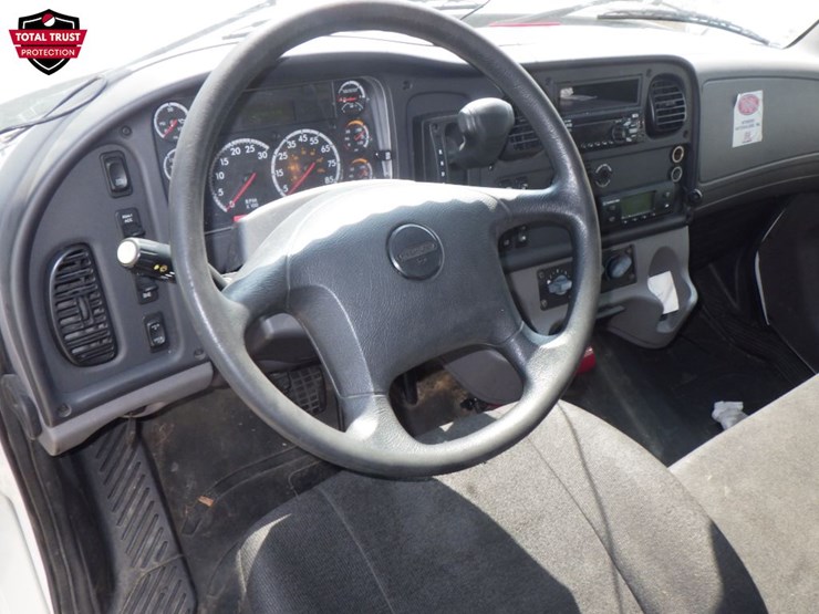 2020-freightliner-m2-106-image-9