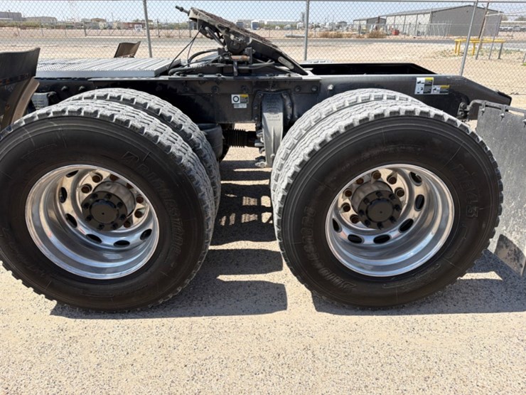 2015-peterbilt-367-image-9