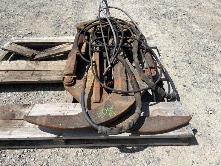 young-self-loader-hydraulic-grapples-image-1