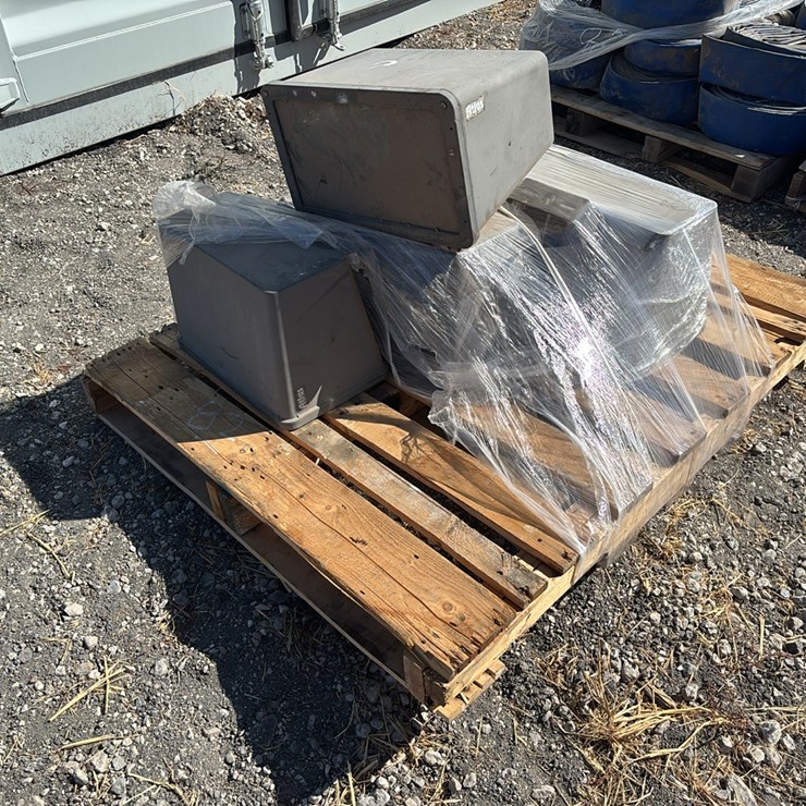 PALLET OF: 5 LIGHTS SUPPORT EQUIPMENT