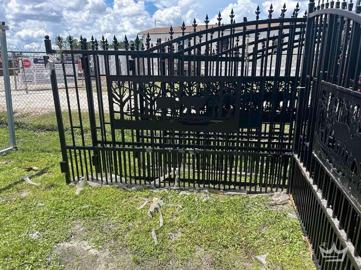 2026-20ft.-bi-parting-iron-gate-deer-style-image-2