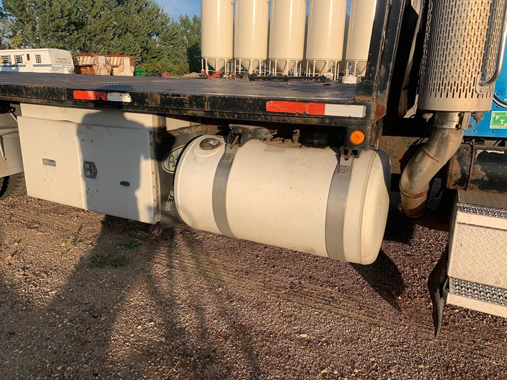 2001-peterbilt-semi-image-25