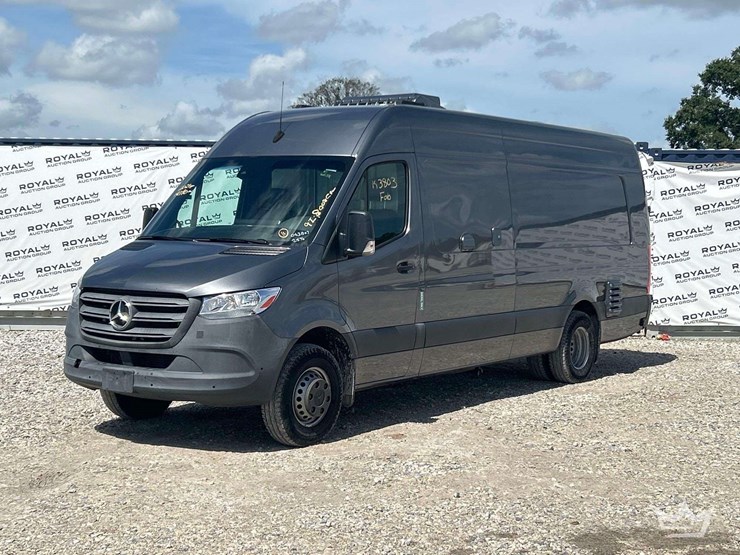 2021-mercedes-benz-sprinter-4500-image-1