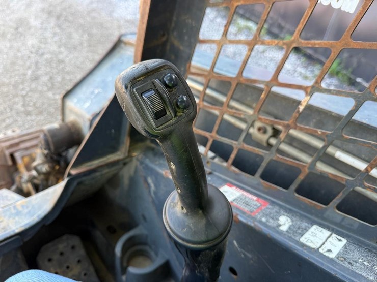 2010-deere-320d-image-19