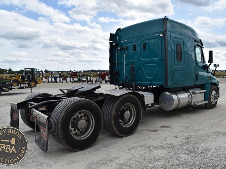 2016-freightliner-cascadia-125-image-9