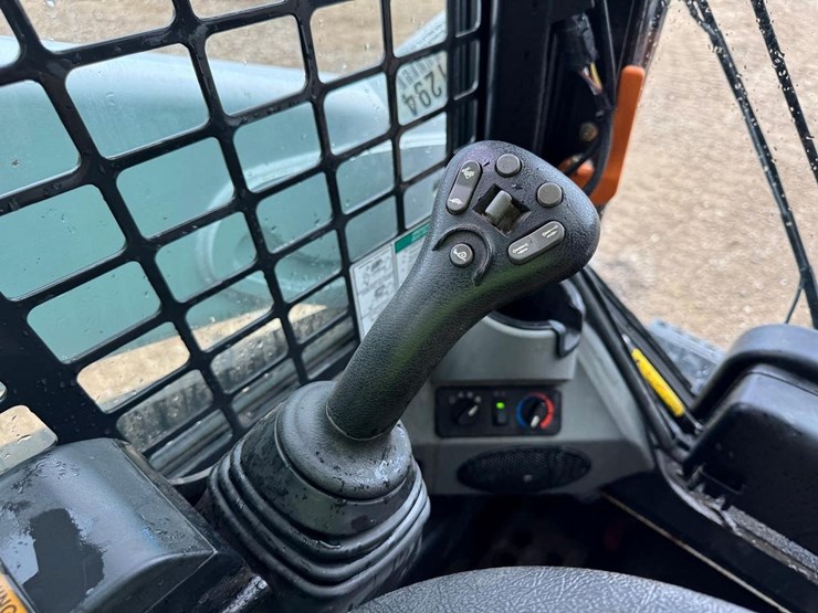 2015-bobcat-s570-image-23