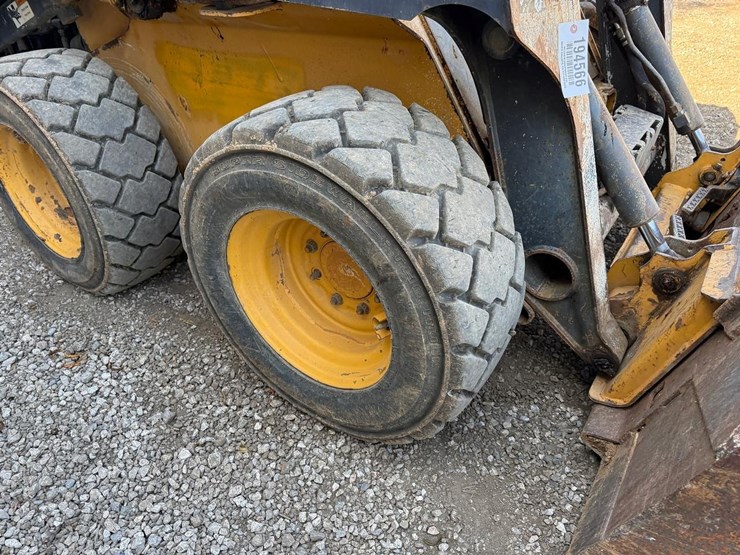 2010-deere-320d-image-13