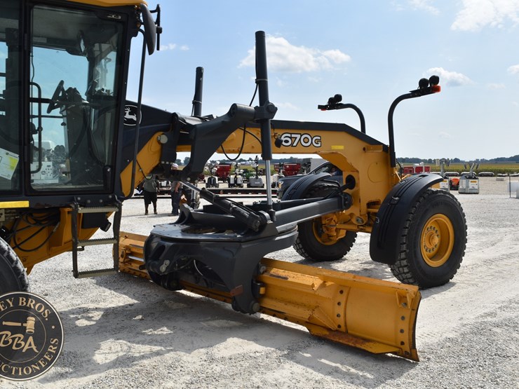 2010-deere-670g-image-16