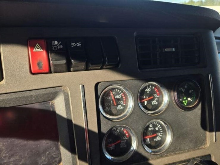 2016-kenworth-t880-image-26