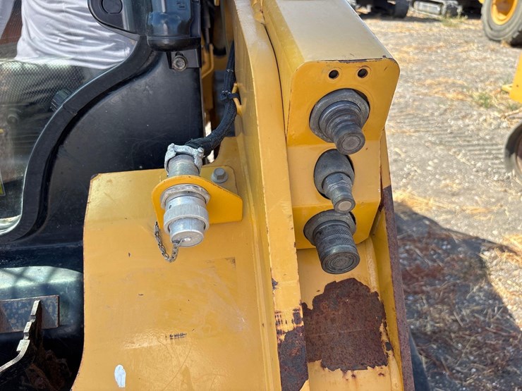 2021-caterpillar-259d3-image-18