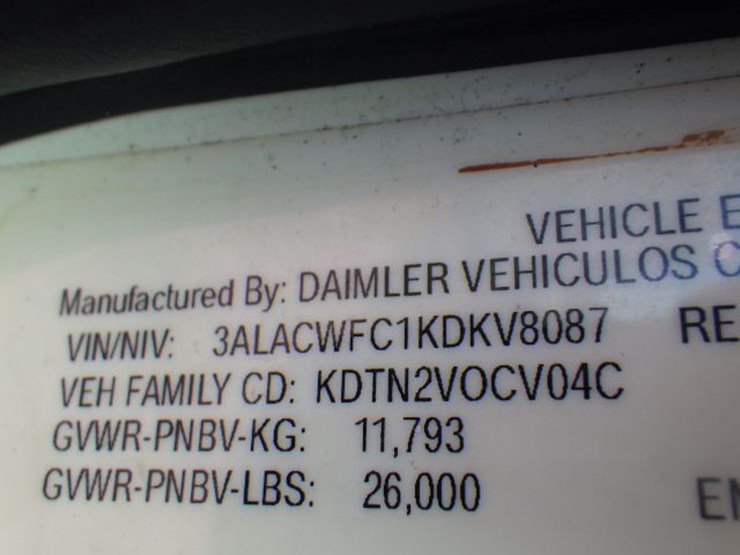 2019-freightliner-m2-106-image-18