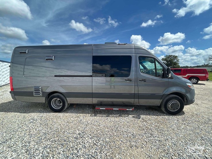2021-mercedes-benz-sprinter-4500-image-24