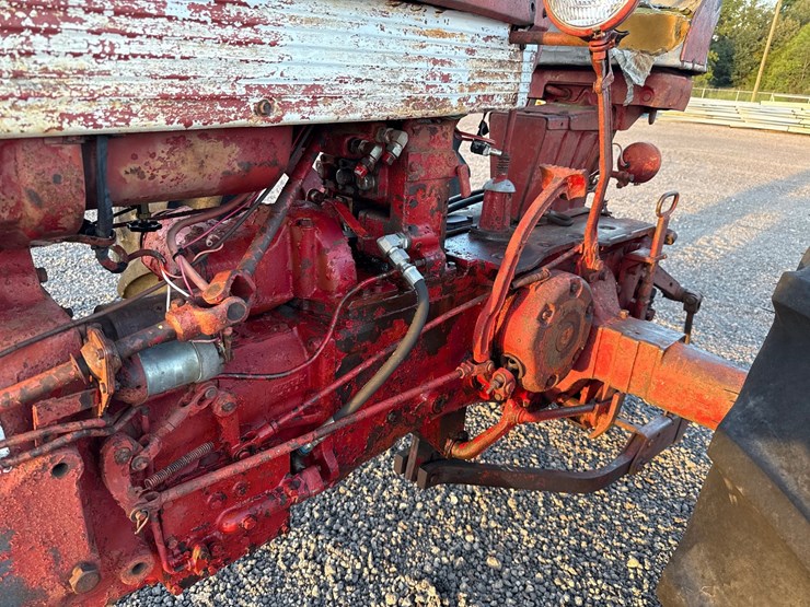 #15438-•-mccormick-farmall-560-tractor-image-14